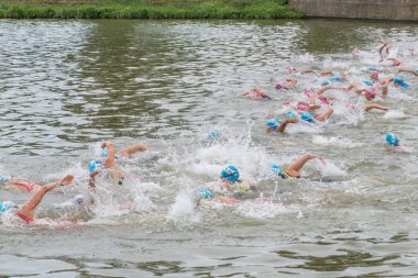 Regensburg, Bavyera, Almanya, 06 Ağustos 2017 28 Regensburg triatlon 2017, Bayan yüzücü başlaması için hazırlanıyor