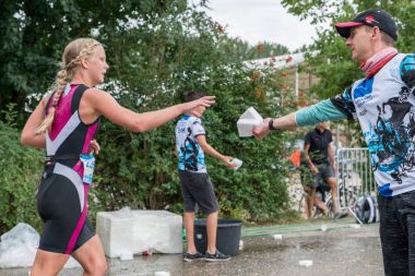Regensburg, Bavyera, Almanya, 06 Ağustos 2017 28 Regensburg triatlon 2017, Runner bir plastik sünger su ile çalıştırılması sırasında alır