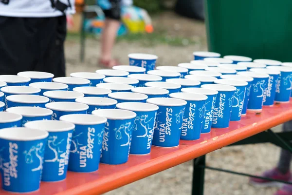 Regensburg, Bavyera, Almanya, 06 Ağustos 2017 28 Regensburg triatlon 2017, plastik bardak suyla bir içki istasyonu