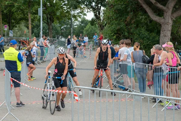 Ratisbona, Baviera, Germania, 06 agosto 2017, 28 Regensburg Triathlon 2017, discesa di un ciclista nella zona di transizione — Foto Stock