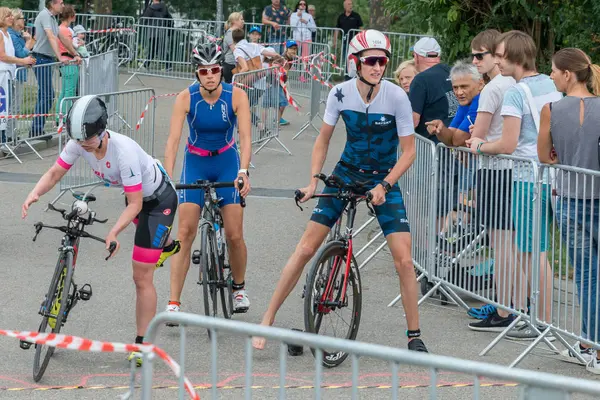 Ρέγκενσμπουργκ, Βαυαρία, Γερμανία, 06 Αυγούστου 2017, 28η Ρέγκενσμπουργκ Τρίαθλο 2017, επιβράδυνσης από ένα αγωνιστικό ποδήλατο στην περιοχή μετάβασης — Φωτογραφία Αρχείου