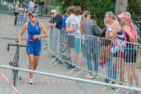 Regensburg, Bavyera, Almanya, 06 Ağustos 2017 28 Regensburg triatlon 2017, sıkıntılı dönem geçiş alanı içinde bir Bisiklet yarışçısı