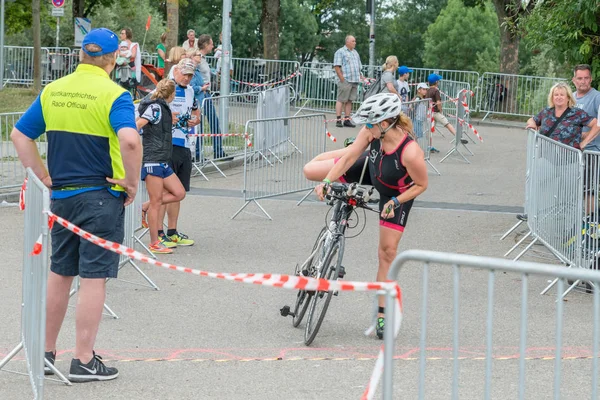 Regensburg, Bavyera, Almanya, 06 Ağustos 2017 28 Regensburg triatlon 2017, sıkıntılı dönem geçiş alanı içinde bir Bisiklet yarışçısı