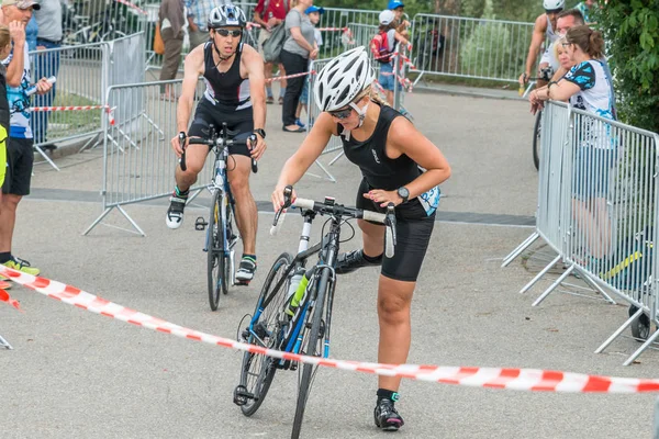 Ratisbona, Baviera, Germania, 06 agosto 2017, 28 Regensburg Triathlon 2017, discesa di un ciclista nella zona di transizione — Foto Stock