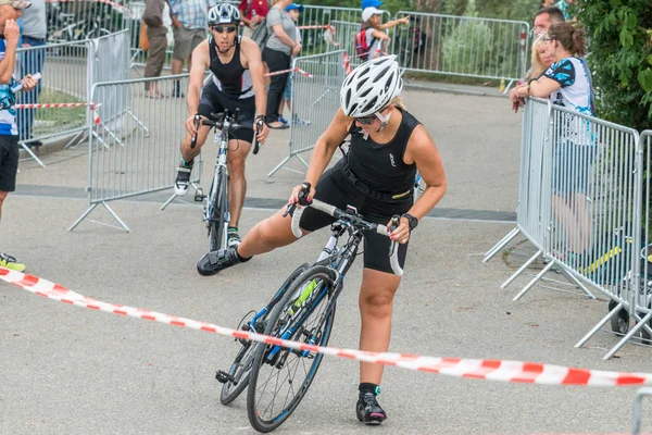 Ρέγκενσμπουργκ, Βαυαρία, Γερμανία, 06 Αυγούστου 2017, 28η Ρέγκενσμπουργκ Τρίαθλο 2017, επιβράδυνσης από ένα αγωνιστικό ποδήλατο στην περιοχή μετάβασης — Φωτογραφία Αρχείου
