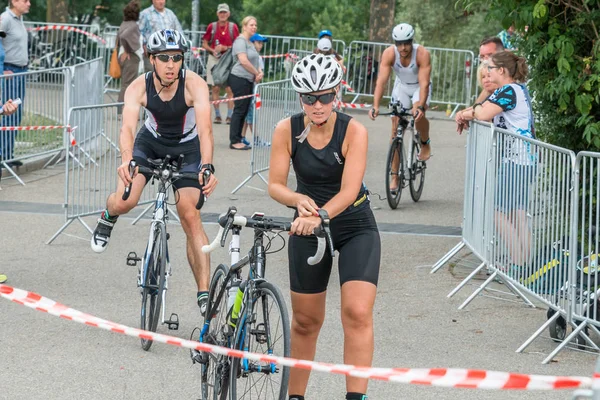 Regensburg, Bavyera, Almanya, 06 Ağustos 2017 28 Regensburg triatlon 2017, sıkıntılı dönem geçiş alanı içinde bir Bisiklet yarışçısı