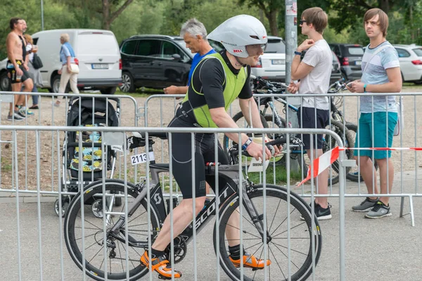 Ratisbona, Baviera, Germania, 06 agosto 2017, 28 Regensburg Triathlon 2017, Primo piano del ciclista — Foto Stock