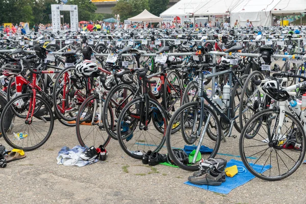 Ratisbona, Baviera, Germania, 06 agosto 2017, 28 Regensburg Triathlon 2017, Biciclette da corsa nell'area di presentazione — Foto Stock