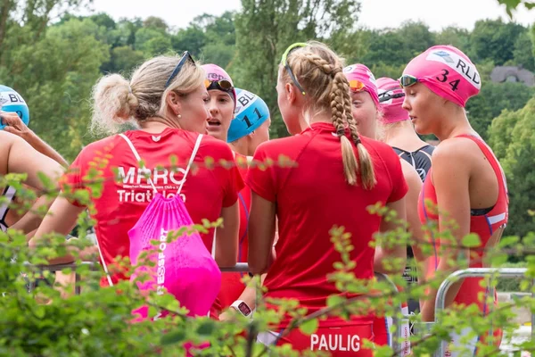 Regensburg, Bavyera, Almanya, 06 Ağustos 2017 28 Regensburg triatlon 2017, Bayan yüzücü başlaması için hazırlanıyor