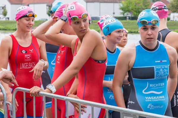 Regensburg, Bavyera, Almanya, 06 Ağustos 2017 28 Regensburg triatlon 2017, Bayan yüzücü başlaması için hazırlanıyor