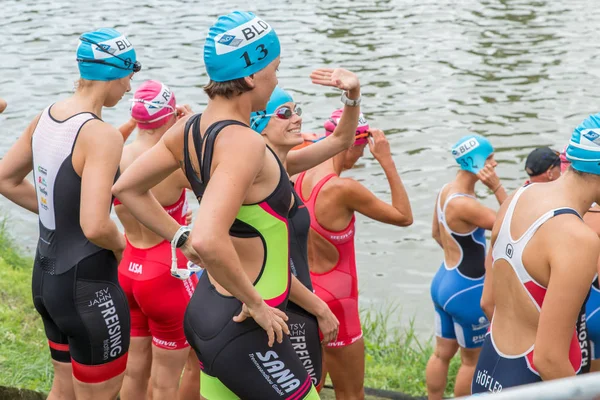 Regensburg, Bavyera, Almanya, 06 Ağustos 2017 28 Regensburg triatlon 2017, Bayan yüzücü başlaması için hazırlanıyor