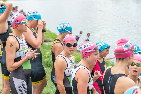 Ratisbona, Baviera, Germania, 06 agosto 2017, 28 Regensburg Triathlon 2017, Nuotatrice preparata per l'inizio — Foto Stock