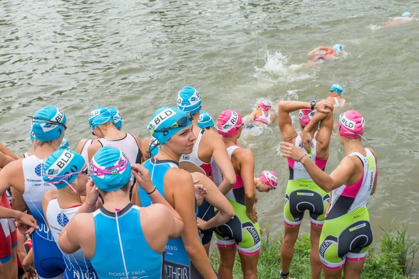 Regensburg, Bavyera, Almanya, 06 Ağustos 2017 28 Regensburg triatlon 2017, Bayan yüzücü başlaması için hazırlanıyor