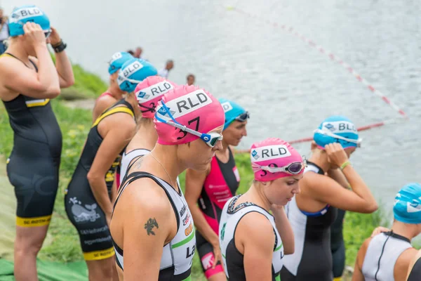 Regensburg, Bavyera, Almanya, 06 Ağustos 2017 28 Regensburg triatlon 2017, Bayan yüzücü başlaması için hazırlanıyor