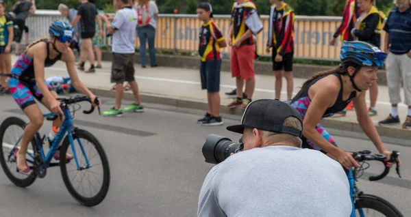 Ratisbona, Baviera, Germania, 06 agosto 2017, 28 Regensburg Triathlon 2017, Fotografo che fotografa il ciclista in pista — Foto Stock