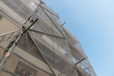 Eski bir ev yenileme için İskele yapısı