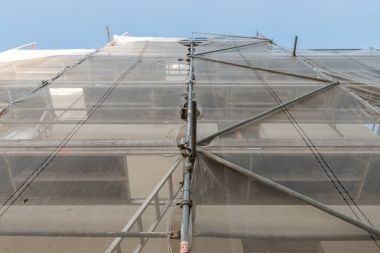 Eski bir ev yenileme için İskele yapısı