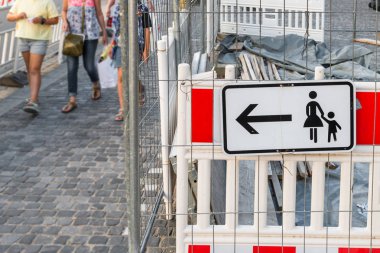 İnşaat alanında öğretim plaka ve yaya walker ile 