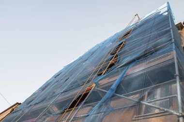 Eski bir ev yenileme için İskele yapısı