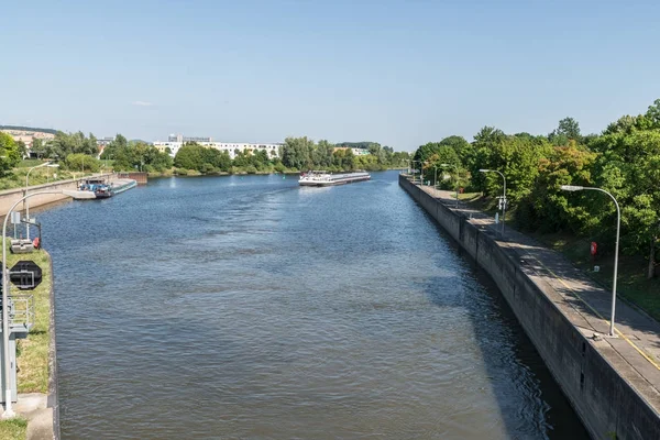 Gemi su geçit Regensburg'da sonra Europakanal, Almanya aşağı akım kullanıyor