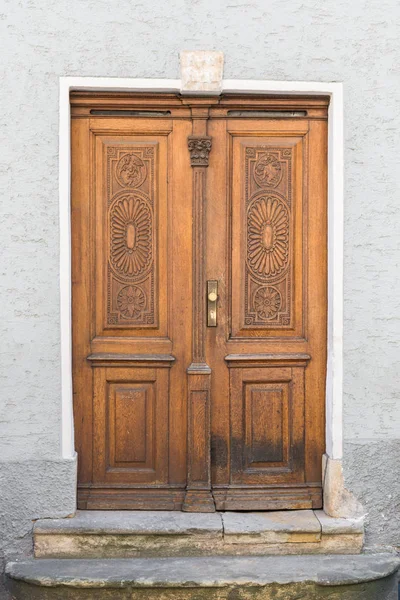 Alte hölzerne Haustür, regensburg, deutschland — Stockfoto