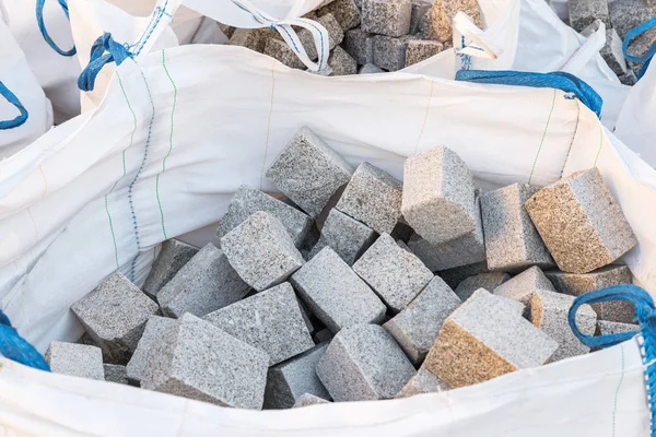 Muchas piedras de granito para recubrimiento de carreteras — Foto de Stock