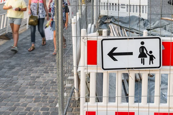 İnşaat alanında öğretim plaka ve yaya walker ile 