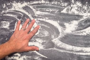 Buğday unu ile erkek el sildi yüzey çalışma Grey