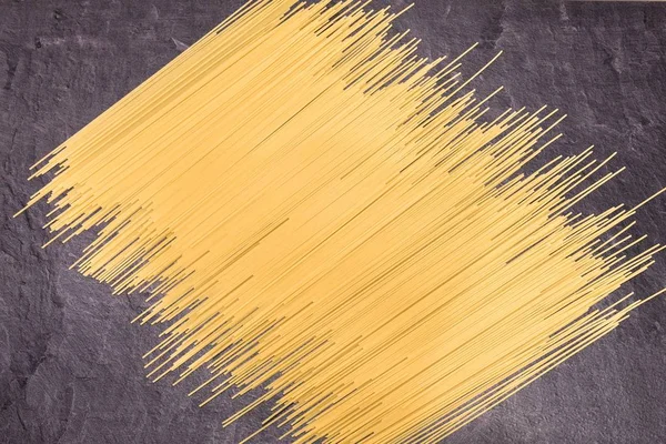 Pasta de espagueti sobre superficie de trabajo gris —  Fotos de Stock