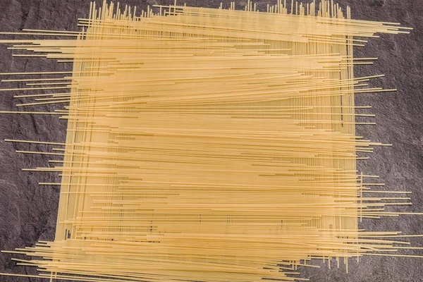 Spaghetti Pasta auf grauer Arbeitsfläche — Stockfoto