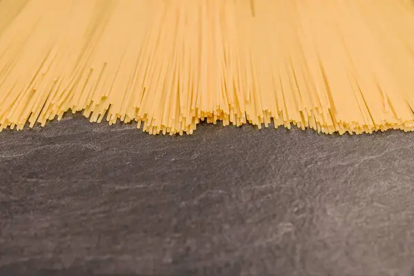 Pasta de espagueti sobre superficie de trabajo gris —  Fotos de Stock