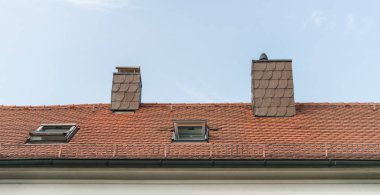 Baca ve çatı ışık ile modern fıçı tahtası ev