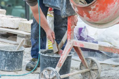 İnşaat işçisi kürek temizlik