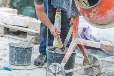 İnşaat işçisi kürek temizlik