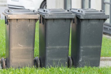 Yol kenarında, bazı atık varil