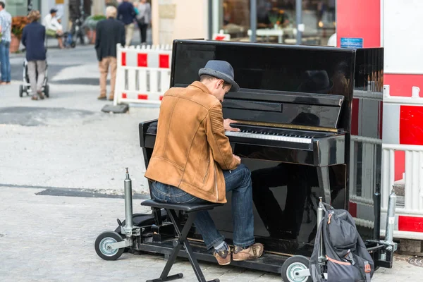 Ratisbona, Baviera, Alemania, 22 de agosto de 2017: Músico callejero tocando el piano — Foto de Stock