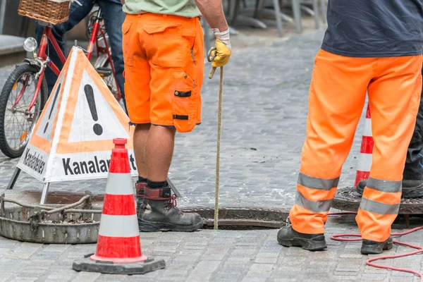 Straat werken op riool kanaal met waarschuwen ondertekenen in Duitse woorden voor kanaal werken — Stockfoto