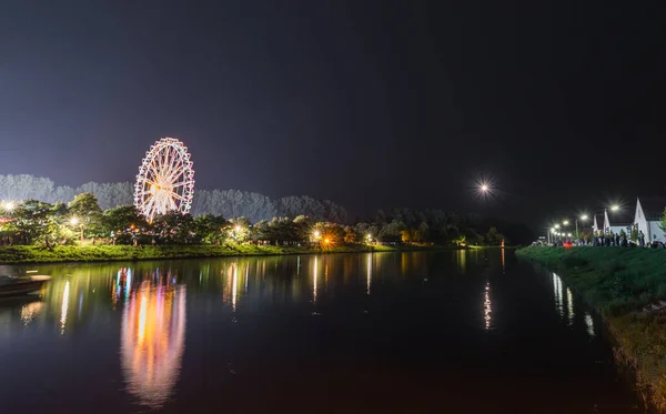 Foto nocturna del festival folclórico con noria en Ratisbona, Alemania — Foto de Stock