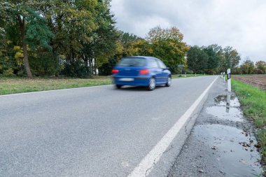 Ulusal karayolu üzerinde Almanya tarafından geçen araba