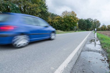 Ulusal karayolu üzerinde Almanya tarafından geçen araba