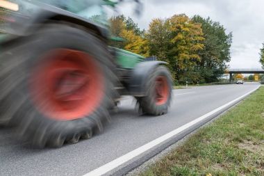 Ulusal karayolu üzerinde Almanya tarafından geçen traktör
