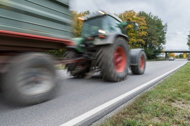 Ulusal karayolu üzerinde Almanya tarafından geçen traktör