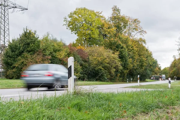 Carro que passa por uma estrada nacional, Alemanha — Fotografia de Stock