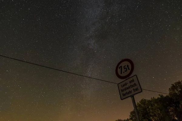 Зоряне небо з Чумацький шлях з німецькою вулиці підписати безкоштовно для сільськогосподарського та лісового господарства трафіку, Баварія, Німеччина — стокове фото