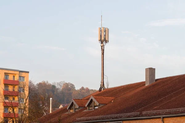Wieża telefonu komórki na dach — Zdjęcie stockowe