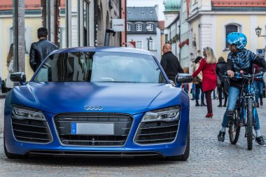 Audi spor araba ve genç bir çocuk Onun Bisiklet trafiğe kapalı bölgede Regensburg, Almanya