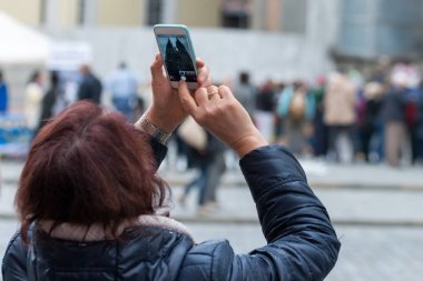 Yaşlı kadın onu cep telefonundan arıyor