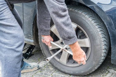 El ile lastik değişikliği ile dört yönlü lokma anahtarı