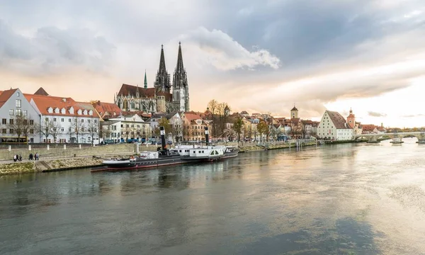 Ratisbona a la luz de la tarde con el paseo marítimo de la Catedral y el puente de piedra, Alemania — Foto de Stock