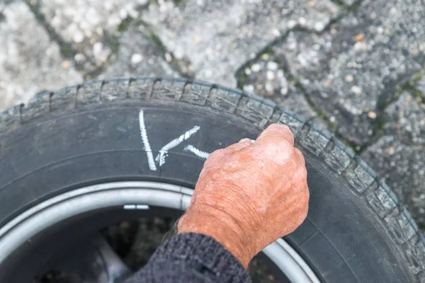 Mudança de roda e rotular os pneus com lápis de cor — Fotografia de Stock